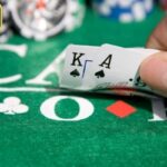 Luật Chơi Poker Cho Người Mới: Thứ Tự Bài Và 4 Vòng Cược