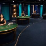 Studio trực tiếp được bố trí nhiều bàn, camera và ánh sáng để người dùng quan sát rõ diễn biến
