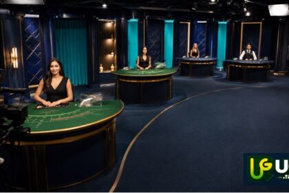 Studio trực tiếp được bố trí nhiều bàn, camera và ánh sáng để người dùng quan sát rõ diễn biến